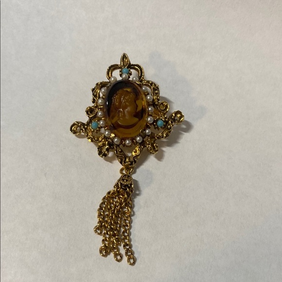 Vintage | Elegant Gold Cameo Brooch with Pearlized & Turquoise coloured Accents - Picture 1 of 4